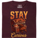 Stay Curious - Vooraanzicht T-Shirt Donkerrood